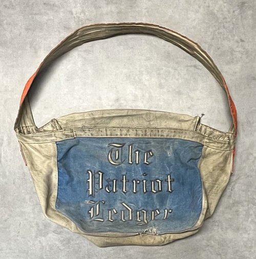 60'S THE PATRIOT LEDGER 染み込みプリント ニュースペーパーバッグ オフホワイト/オレンジ (VINTAGE) 「Bag」入荷しました。