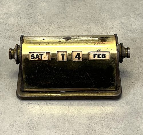 ブラス製 デスクトップ パーペチュアルカレンダー (VINTAGE) 「Antique Goods」入荷しました。