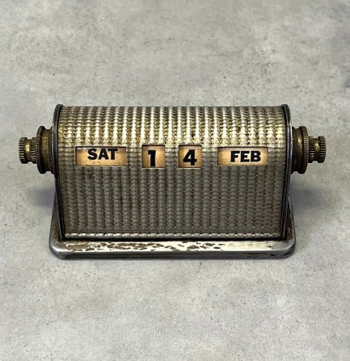 ブラス製 デスクトップ パーペチュアルカレンダー (VINTAGE) 「Antique Goods」入荷しました。
