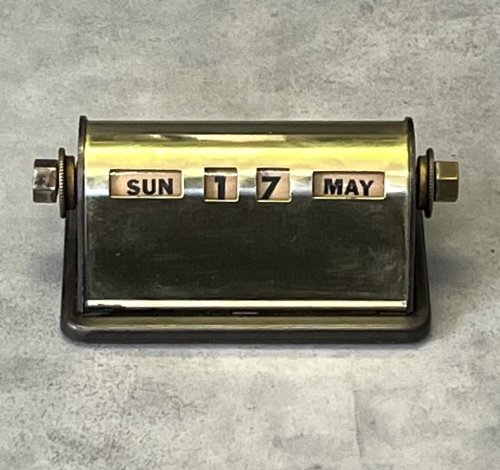 ブラス製 デスクトップ パーペチュアルカレンダー (VINTAGE) 「Antique Goods」入荷しました。
