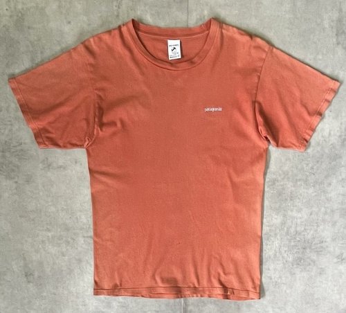 90'S PATAGONIA "BENEFICIAL T'S" ロゴ刺繍 半袖 Tシャツ フェードオレンジ (VINTAGE)「T-Shirt」入荷しました。