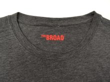 他の写真1: THE BROAD アーティスト Tシャツ CHARCOAL 日本未発売 (NEW)