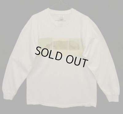 画像1: 90'S WILLIAM WEGMAN "LYING DOG" FOTOFOLIO製 長袖 Tシャツ ホワイト USA製 (VINTAGE)