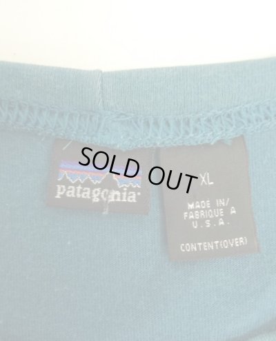 画像2: 90'S PATAGONIA 背面ロゴ バックプリント 半袖 Tシャツ ダークグリーン USA製 (VINTAGE)