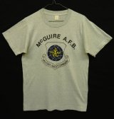 80'S McGUIRE A.F.B. 染み込みプリント シングルステッチ 半袖 Tシャツ 杢グレー (VINTAGE)