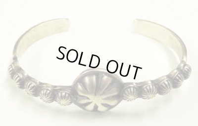 画像1: ナバホ族 インディアンジュエリー "MARTHA CAYATINETO" スタンプワーク シルバー コンチョバングル (NEW)