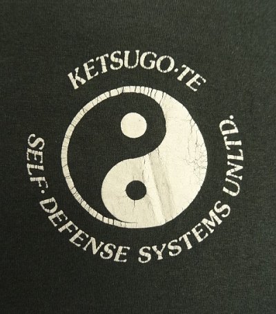 画像3: 90'S YIN & YANG コットン/ポリ シングルステッチ 半袖 Tシャツ フェードブラック (VINTAGE)