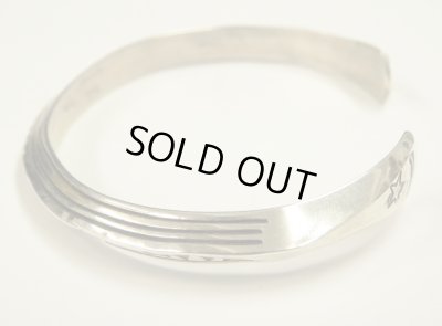 画像7: ナバホ族 インディアンジュエリー "WYLIE SECATERO" スタンプワーク シルバー トライアングルバングル (NEW)