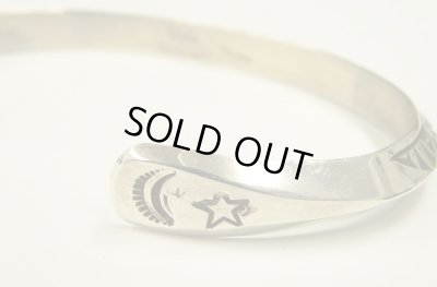 画像9: ナバホ族 インディアンジュエリー "WYLIE SECATERO" スタンプワーク シルバー トライアングルバングル (NEW)