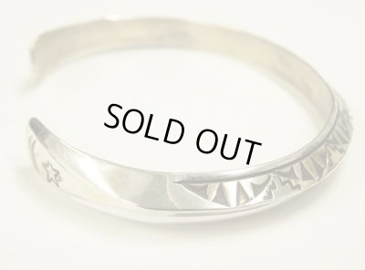 画像4: ナバホ族 インディアンジュエリー "WYLIE SECATERO" スタンプワーク シルバー トライアングルバングル (NEW)