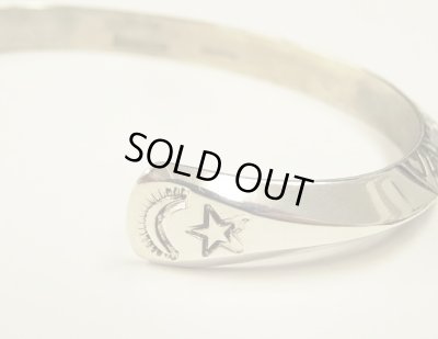 画像6: ナバホ族 インディアンジュエリー "WYLIE SECATERO" スタンプワーク シルバー トライアングルバングル (NEW)