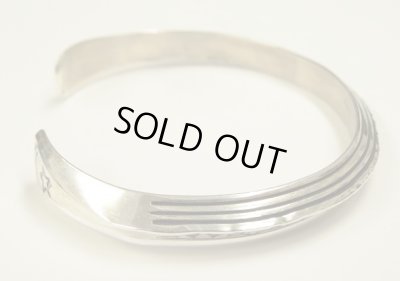 画像5: ナバホ族 インディアンジュエリー "WYLIE SECATERO" スタンプワーク シルバー トライアングルバングル (NEW)