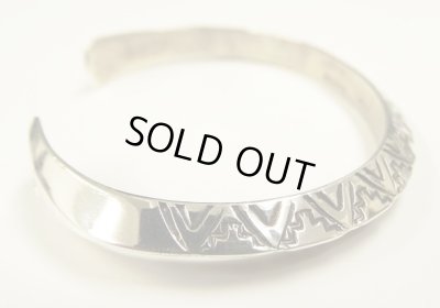 画像3: ナバホ族 インディアンジュエリー "WYLIE SECATERO" スタンプワーク シルバー トライアングルバングル (NEW)