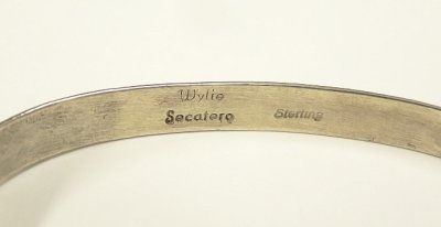 画像2: ナバホ族 インディアンジュエリー "WYLIE SECATERO" スタンプワーク シルバー トライアングルバングル (NEW)