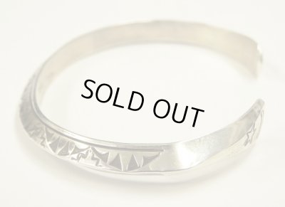 画像6: ナバホ族 インディアンジュエリー "WYLIE SECATERO" スタンプワーク シルバー トライアングルバングル (NEW)