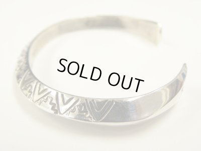 画像4: ナバホ族 インディアンジュエリー "WYLIE SECATERO" スタンプワーク シルバー トライアングルバングル (NEW)