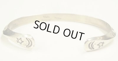 画像8: ナバホ族 インディアンジュエリー "WYLIE SECATERO" スタンプワーク シルバー トライアングルバングル (NEW)