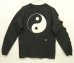 画像4: 90'S FASHION VICTIM "YIN & YANG" 袖＆両面プリント 長袖 Tシャツ ブラック USA製 (VINTAGE)