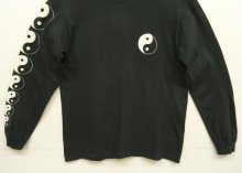 他の写真3: 90'S FASHION VICTIM "YIN & YANG" 袖＆両面プリント 長袖 Tシャツ ブラック USA製 (VINTAGE)