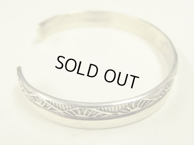 画像3: ナバホ族 インディアンジュエリー "HENRY MARIANO" スタンプワーク シルバー バングル (NEW)