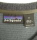 画像2: 01'S PATAGONIA 袖先ロゴ 同色切り替え Vネック ニット ネイビー USA製 (VINTAGE) (2)
