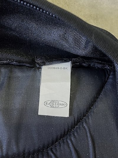 画像7: 90'S EASTPAK 旧タグ ボトムレザー ナイロン バックパック ブラック USA製 (VINTAGE)