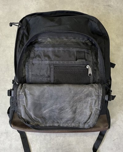 画像4: 90'S EASTPAK 旧タグ ボトムレザー ナイロン バックパック ブラック USA製 (VINTAGE)