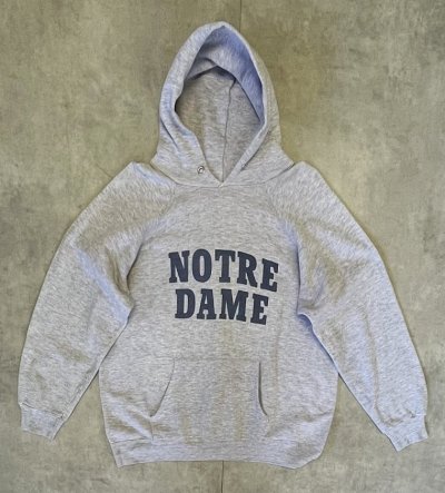画像1: 80'S CHAMPION "NOTRE DAME" トリコタグ 染み込みプリント パーカー グレー USA製 (VINTAGE)