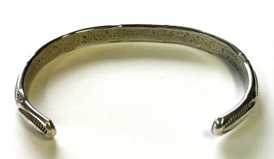 画像3: ナバホ族 インディアンジュエリー "ARNOLD GOODLUCK" スタンプワーク シルバー バングル (NEW)