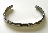 ナバホ族 インディアンジュエリー "ARNOLD GOODLUCK" スタンプワーク シルバー バングル (NEW)