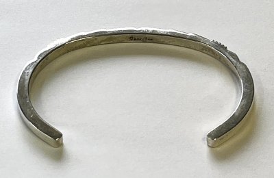 画像3: ナバホ族 インディアンジュエリー "JENNIFER CURTIS" スタンプワーク シルバー バングル (NEW)