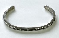 ナバホ族 インディアンジュエリー "JENNIFER CURTIS" スタンプワーク シルバー バングル (NEW)