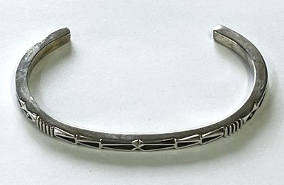 画像1: ナバホ族 インディアンジュエリー "JENNIFER CURTIS" スタンプワーク シルバー バングル (NEW)
