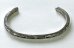 画像1: ナバホ族 インディアンジュエリー "JENNIFER CURTIS" スタンプワーク シルバー バングル (NEW) (1)