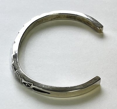 画像2: ナバホ族 インディアンジュエリー "JENNIFER CURTIS" スタンプワーク シルバー バングル (NEW)