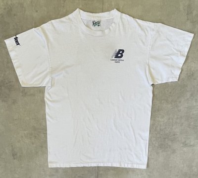 画像1: 90'S JUST FOR FEET "NEW BALANCE 1600" シングルステッチ 両面＆袖プリント 半袖 Tシャツ ホワイト USA製 (VINTAGE)