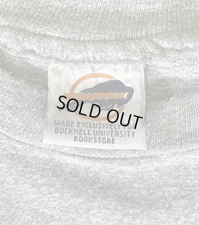 画像4: 90'S THE COTTON EXCHANGE "BUCKNELL" シングルステッチ 両面プリント 半袖 Tシャツ ヘザーグレー USA製 (VINTAGE)
