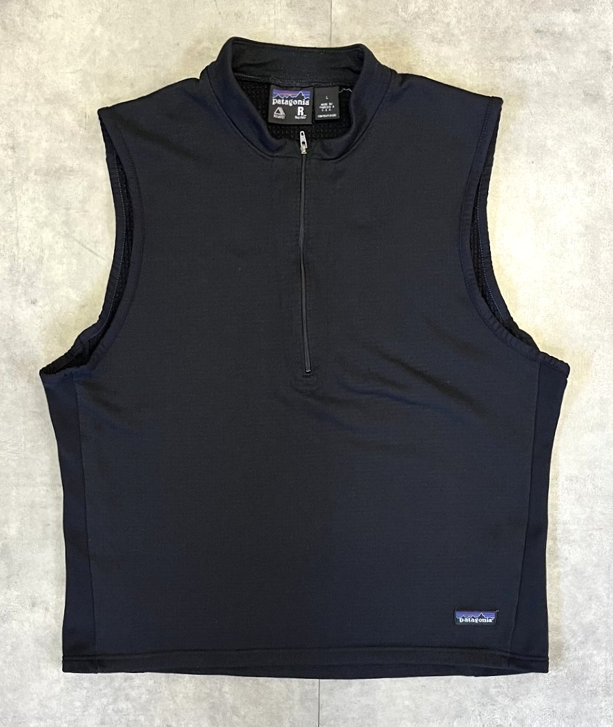 00'S PATAGONIA 裾ロゴ レギュレーター R1 ハーフジップベスト ブラック USA製 (VINTAGE) 「No Sleeve」入荷しました。