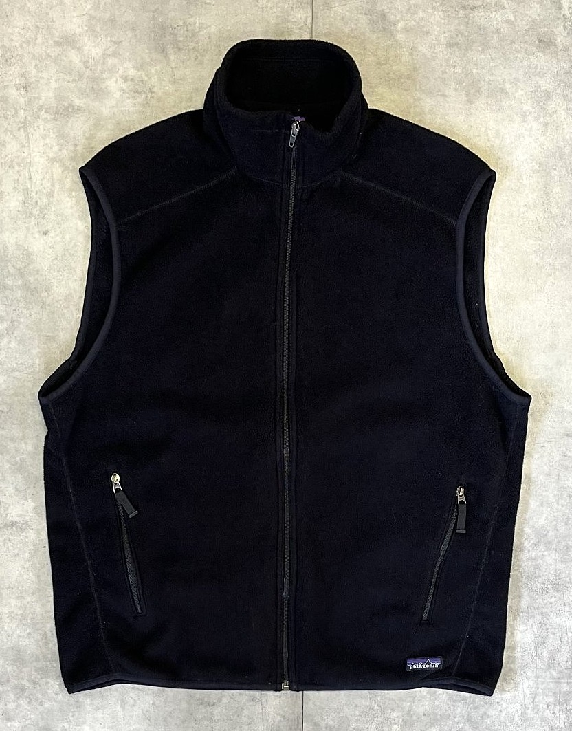 PATAGONIA "SYNCHILLA" 裾ロゴ フルジップ フリースベスト ブラック (VINTAGE) 「No Sleeve」入荷しました。