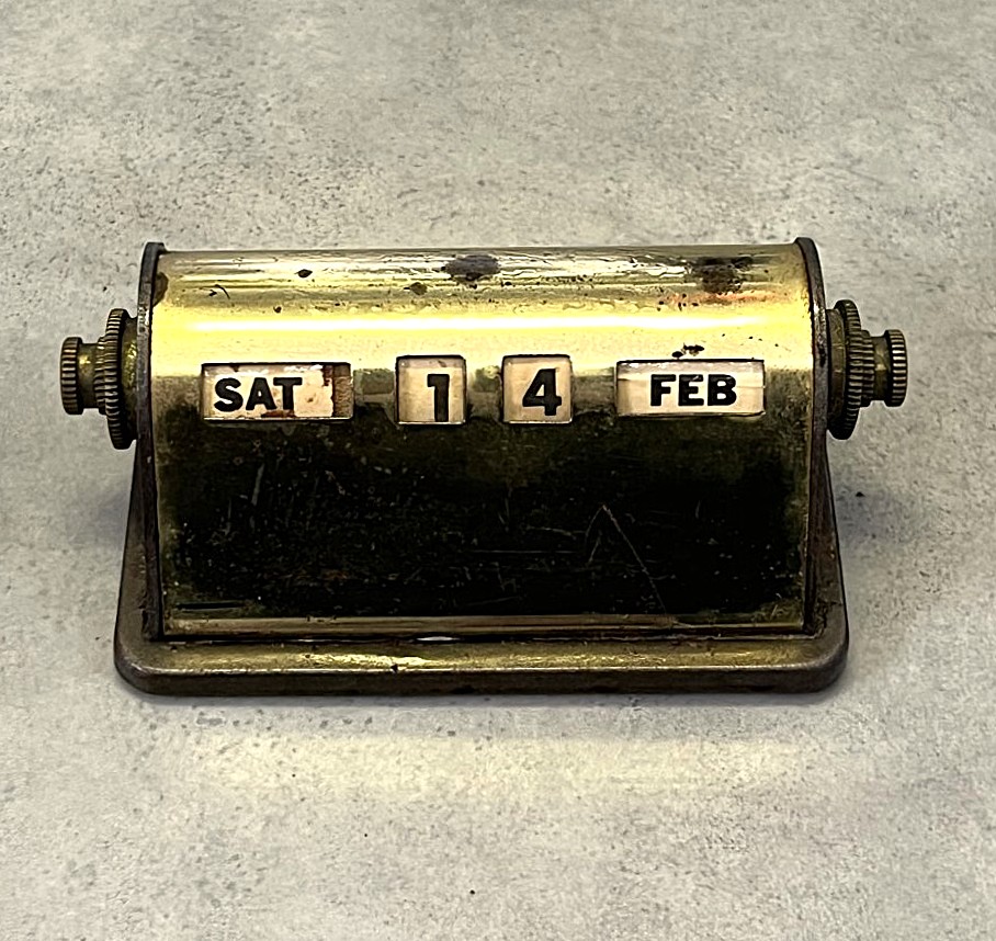 ブラス製 デスクトップ パーペチュアルカレンダー (VINTAGE) 「Antique Goods」入荷しました。