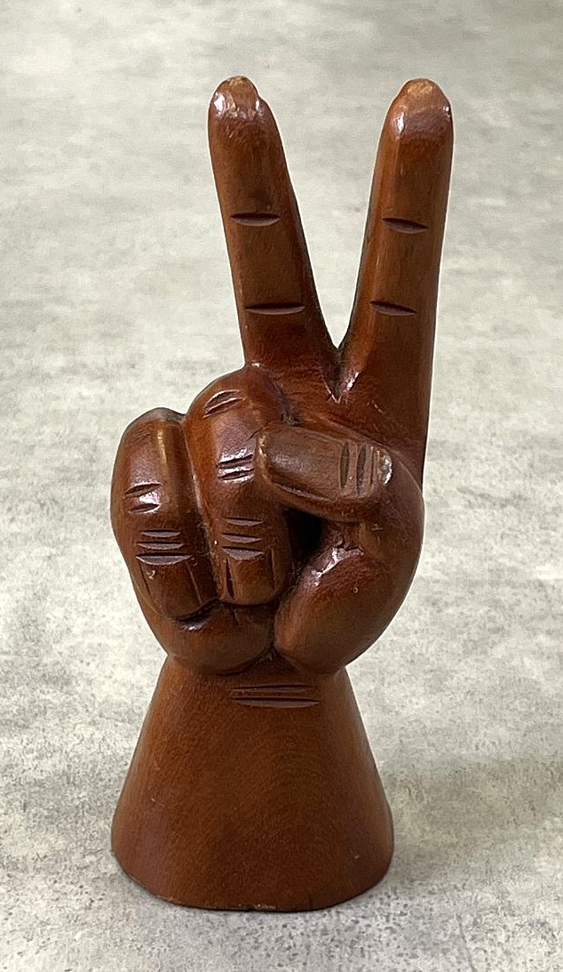 ウッドカービング ピースサイン ハンドサイン オーナメント オブジェ 手彫り 置物 (VINTAGE) 「Antique Goods」入荷しました。