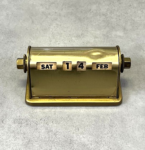 ブラス製 デスクトップ パーペチュアルカレンダー (VINTAGE) 「Antique Goods」入荷しました。