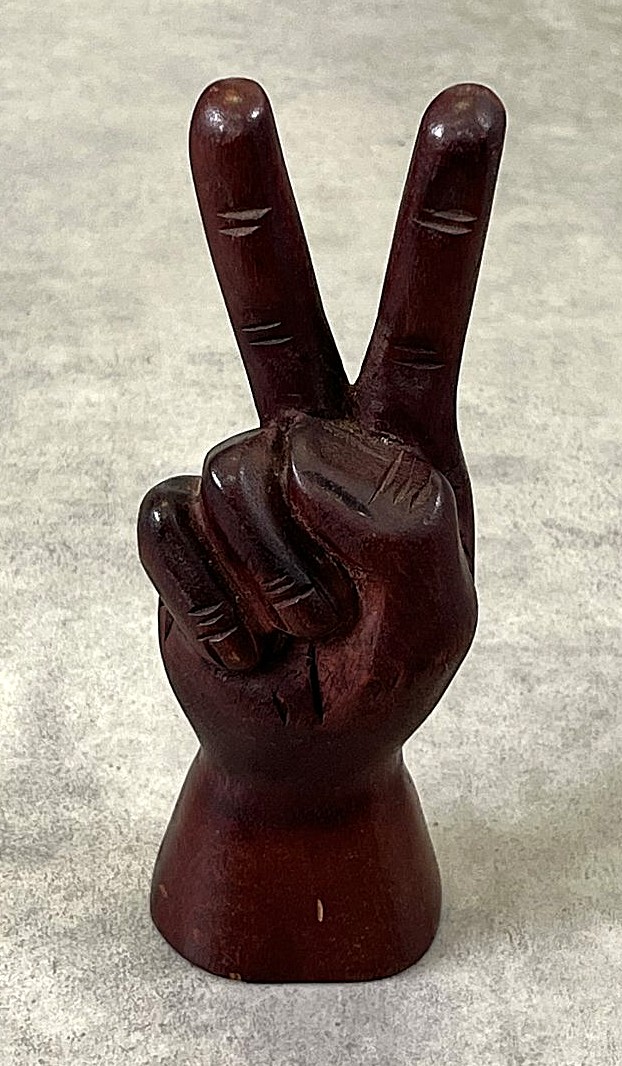 ウッドカービング ピースサイン ハンドサイン オーナメント オブジェ 手彫り 置物 (VINTAGE) 「Antique Goods」入荷しました。