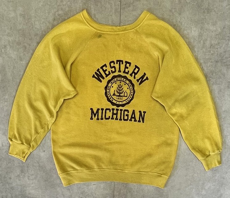 80'S CHAMPION トリコタグ フロッキープリント ラグランスリーブ スウェット マスタード USA製 (VINTAGE) 「Sweat Shirt」入荷しました。