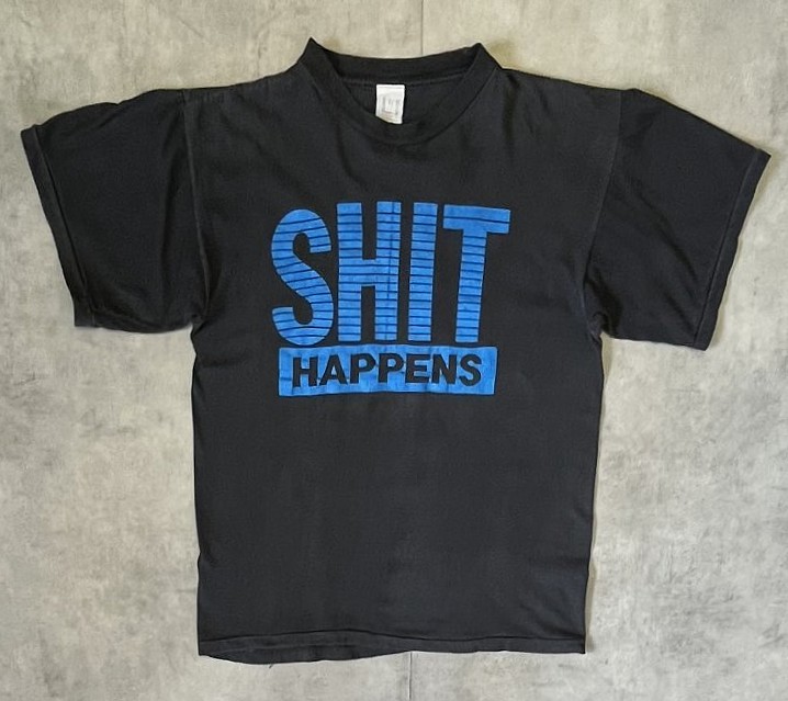 90'S SHIT HAPPENS シングルステッチ 半袖 Tシャツ ブラック パキスタン製 (VINTAGE) 「T-Shirt」入荷しました。