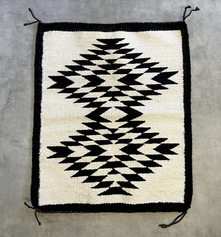 オールド ナバホ ウールラグ 53cm x 44cm (VINTAGE) 「Antique Goods」入荷しました。