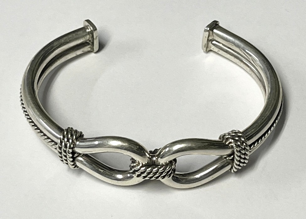 ナバホ族 インディアンジュエリー "STEVE ARVISO" ホースウィスパラー シルバーバングル (NEW)「Accessorie」入荷しました。