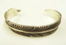 画像: ナバホ族 インディアンジュエリー "CHRIS CHARLIE" シルバー フェザーバングル (NEW) 「Accessorie」入荷しました。