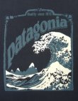 画像2: 90'S PATAGONIA 北斎波プリント BENEFICIAL T'S 半袖Tシャツ ネイビー USA製 (VINTAGE)