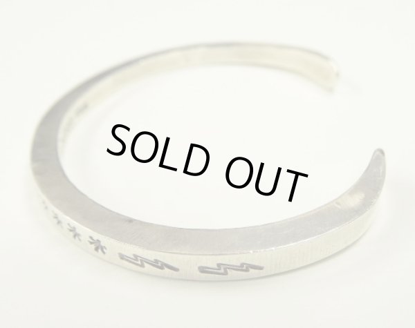 画像2: ナバホ族 インディアンジュエリー "J.CADMAN" スタンプワーク シルバー スクエアバングル (NEW)